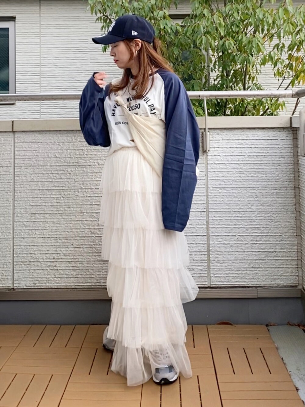 ホワイト系のTシャツ/カットソー、ホワイト系のスカート、ホワイト系のショルダーバッグを着用したレディースの春コーディネートの3枚目の写真