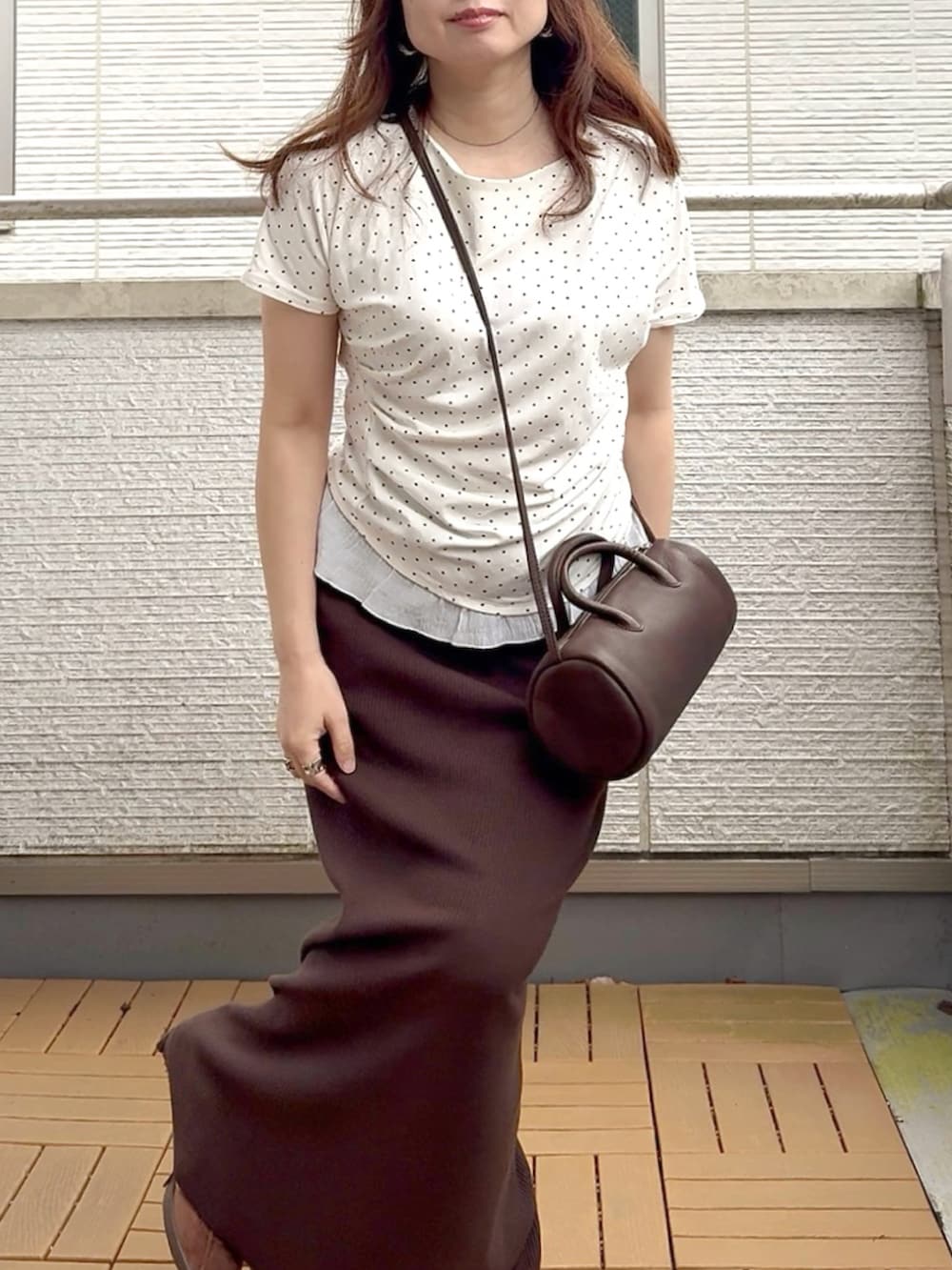 ホワイト系のTシャツ/カットソー、ブラウン系のスカートを着用したレディースの夏コーディネートの3枚目の写真