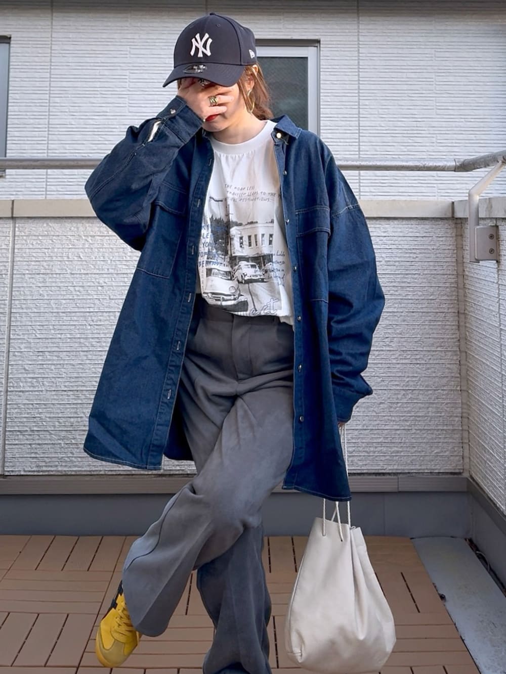 ブルー系のシャツ/ブラウス、ホワイト系のTシャツ/カットソー、グレー系のスラックスを着用したレディースの春コーディネートの5枚目の写真