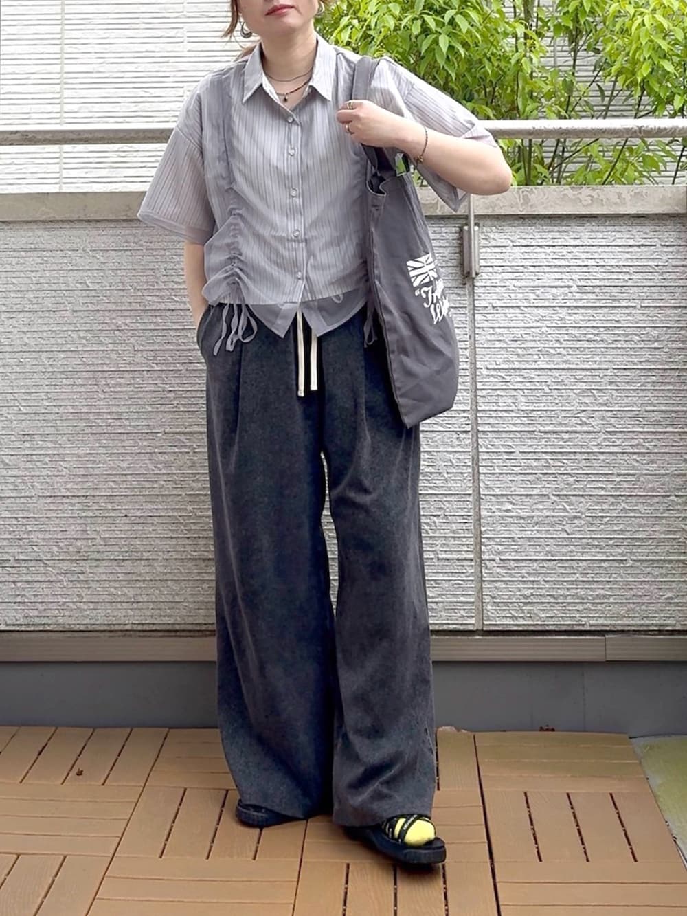 グレー系のシャツ/ブラウス、ブラック系のその他パンツを着用したレディースの春コーディネートの2枚目の写真