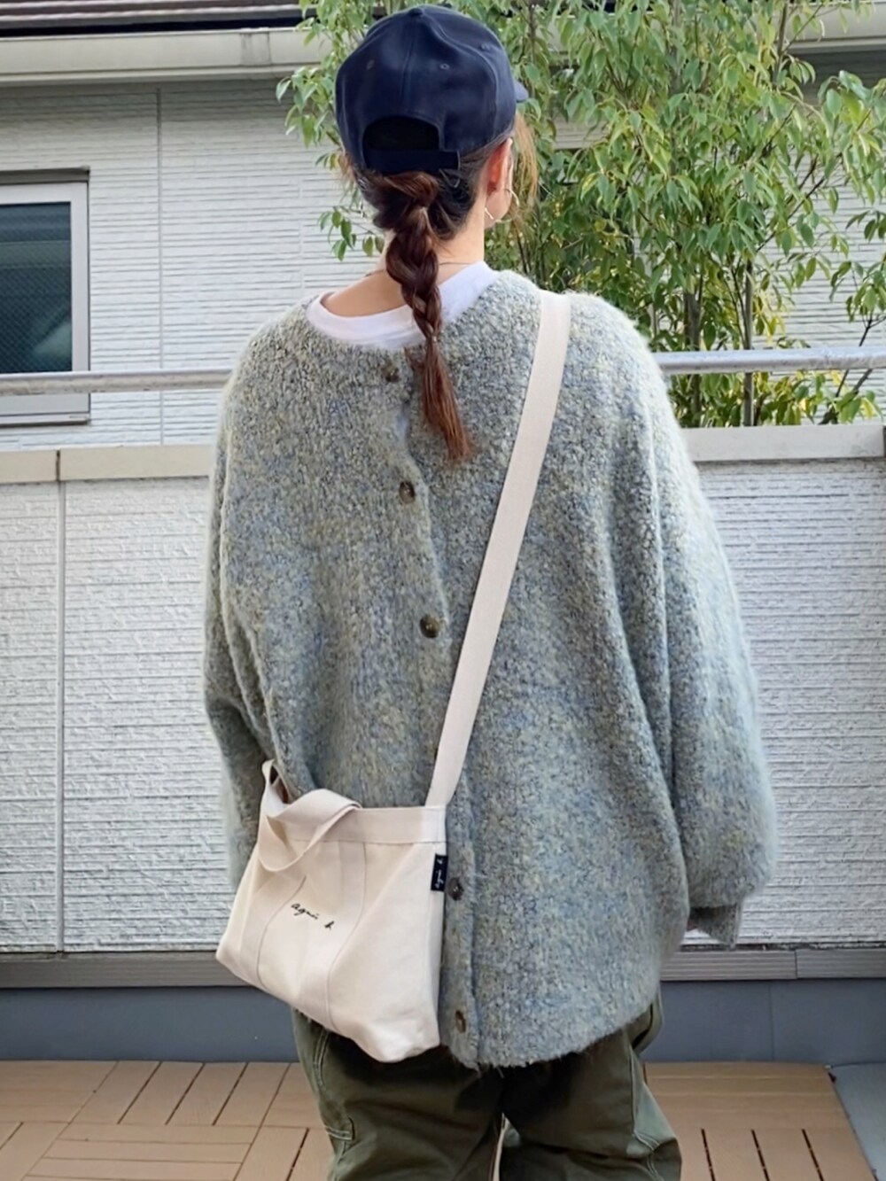 グレー系のカーディガン/ボレロ、グリーン系のカーゴパンツ、ホワイト系のトートバッグを着用したレディースの秋コーディネートの3枚目の写真