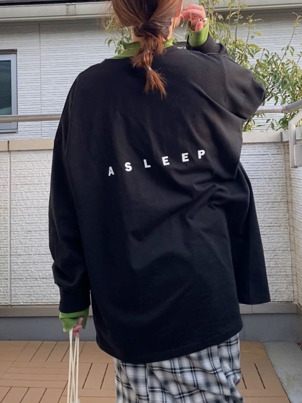 ブラック系のTシャツ/カットソー、グリーン系のTシャツ/カットソー、ブラック系のスカートを着用したレディースの春コーディネートの4枚目の写真