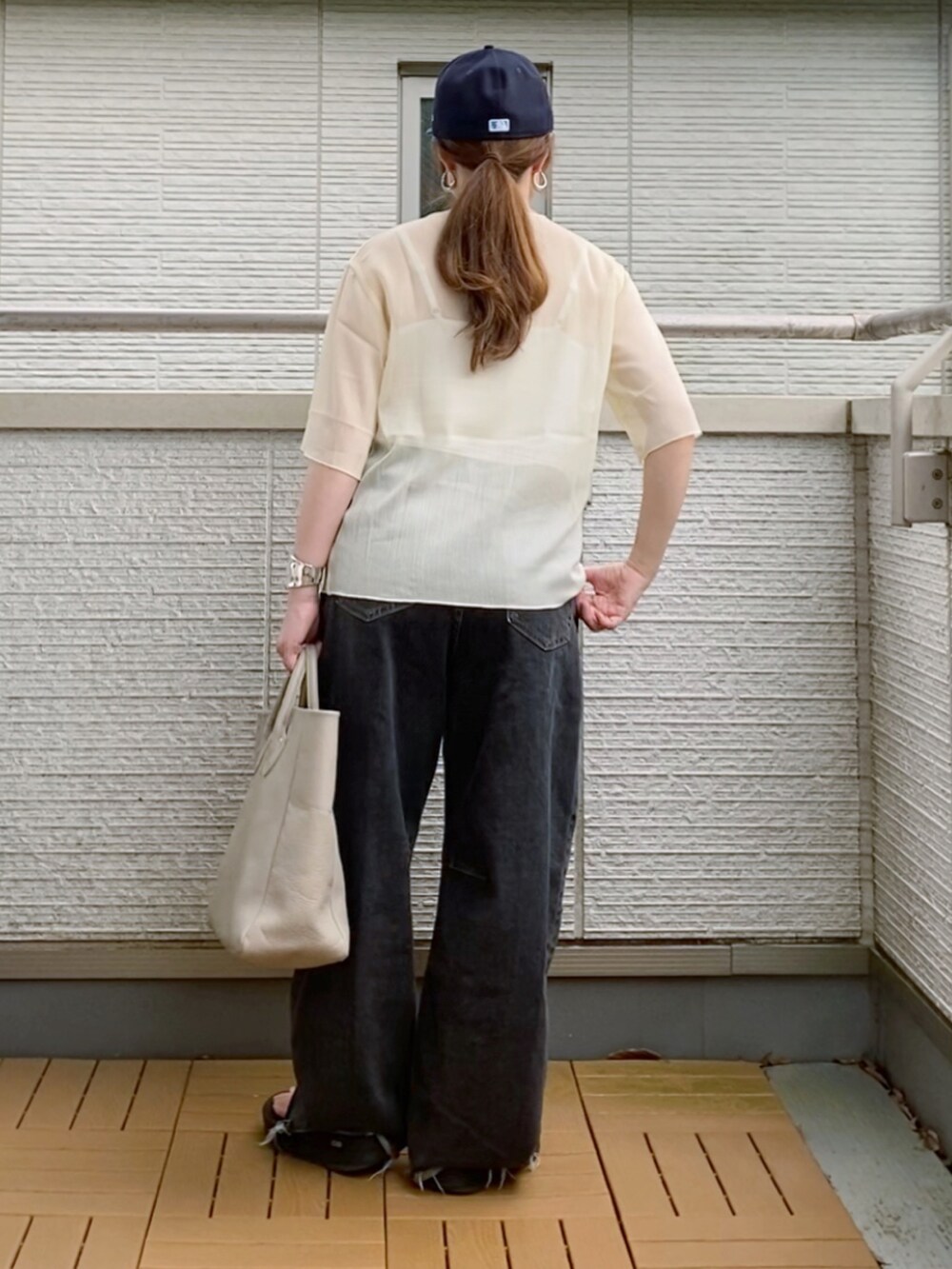 ホワイト系のシャツ/ブラウス、ブラック系のデニムパンツ、ベージュ系のトートバッグを着用したレディースの夏コーディネートの3枚目の写真