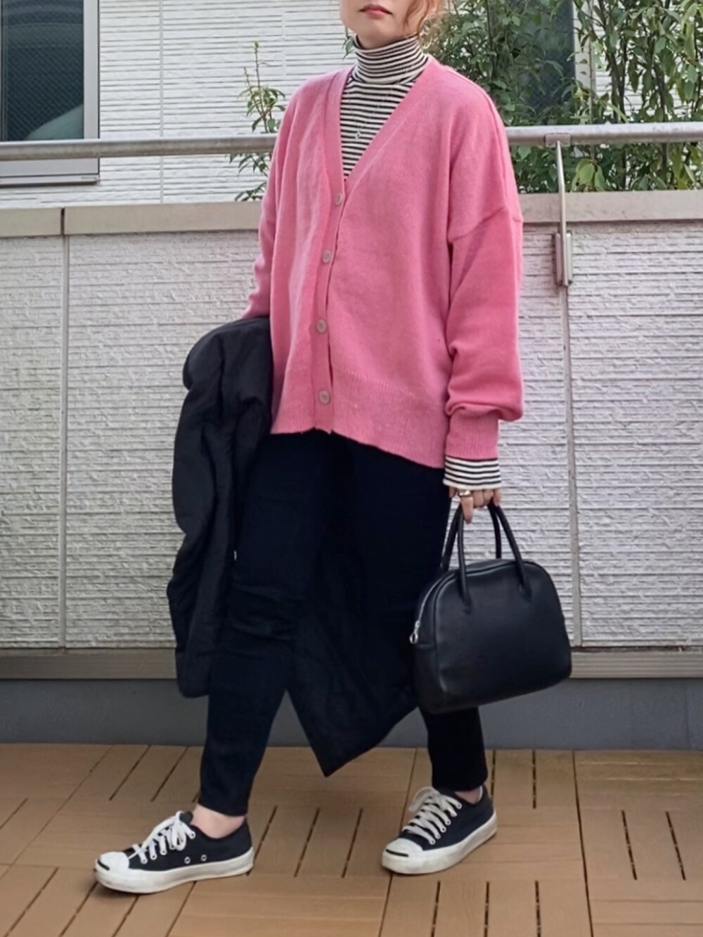 ピンク系のカーディガン/ボレロ、その他のニット/セーター、ブラック系のノーカラーコートを着用したレディースの冬コーディネートの2枚目の写真