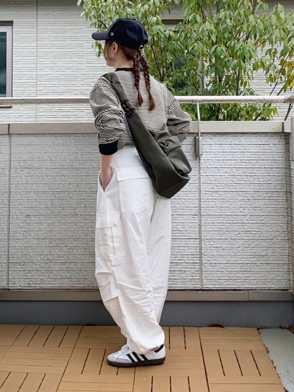 ホワイト系のTシャツ/カットソー、ホワイト系のカーゴパンツ、グリーン系のショルダーバッグを着用したレディースの春コーディネートの5枚目の写真
