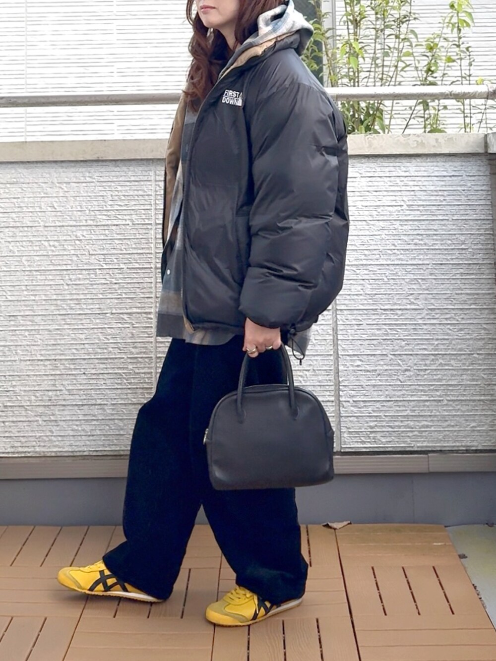 ブルー系のシャツ/ブラウス、ベージュ系のダウンジャケット/コート、ブラック系のその他パンツを着用したレディースの秋コーディネートの3枚目の写真