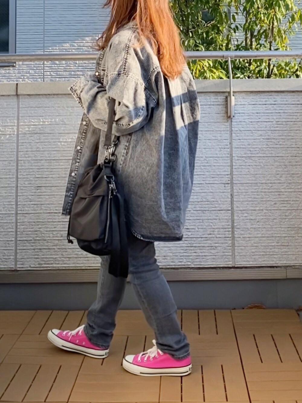ホワイト系のTシャツ/カットソー、ブラック系のシャツ/ブラウス、グレー系のデニムパンツを着用したレディースの春コーディネートの3枚目の写真