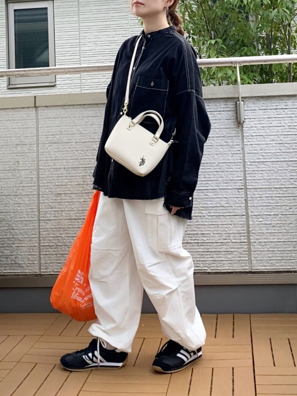 「PR、USポロ、デニムシャツ、カーゴパンツ、ミニバッグ、ショルダーバッグ、スニーカー、秋服まるっと大公開、大人カジュアル、低身長」｜「hunchの【WEB限定/別注】デニムオーバーサイズシャツ（シャツ/ブラウス、ブラック系）」を使った、Kay-teeeさん（レディース・150cm）の秋コーディネートの2枚目の写真