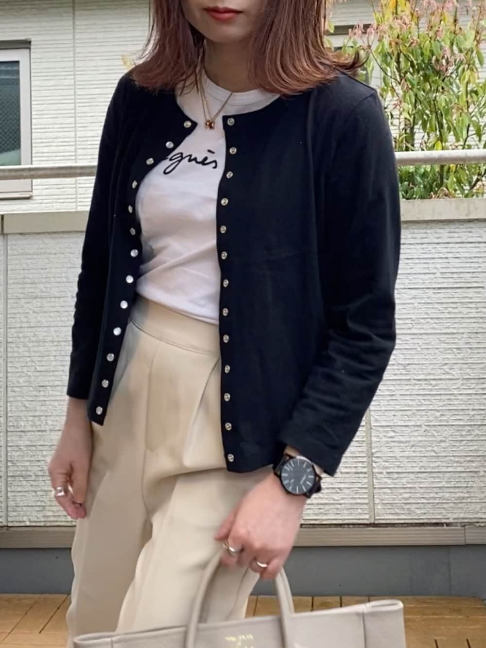ブラック系のカーディガン/ボレロ、ベージュ系のその他パンツ、ベージュ系のトートバッグを着用したレディースの春コーディネートの2枚目の写真