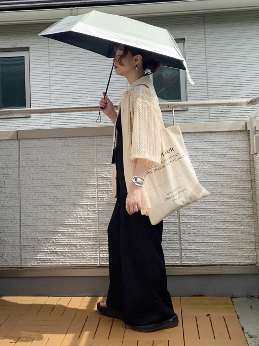 ブラック系のつなぎ/オールインワン、ホワイト系のシャツ/ブラウス、ホワイト系のトートバッグを着用したレディースの夏コーディネートの2枚目の写真