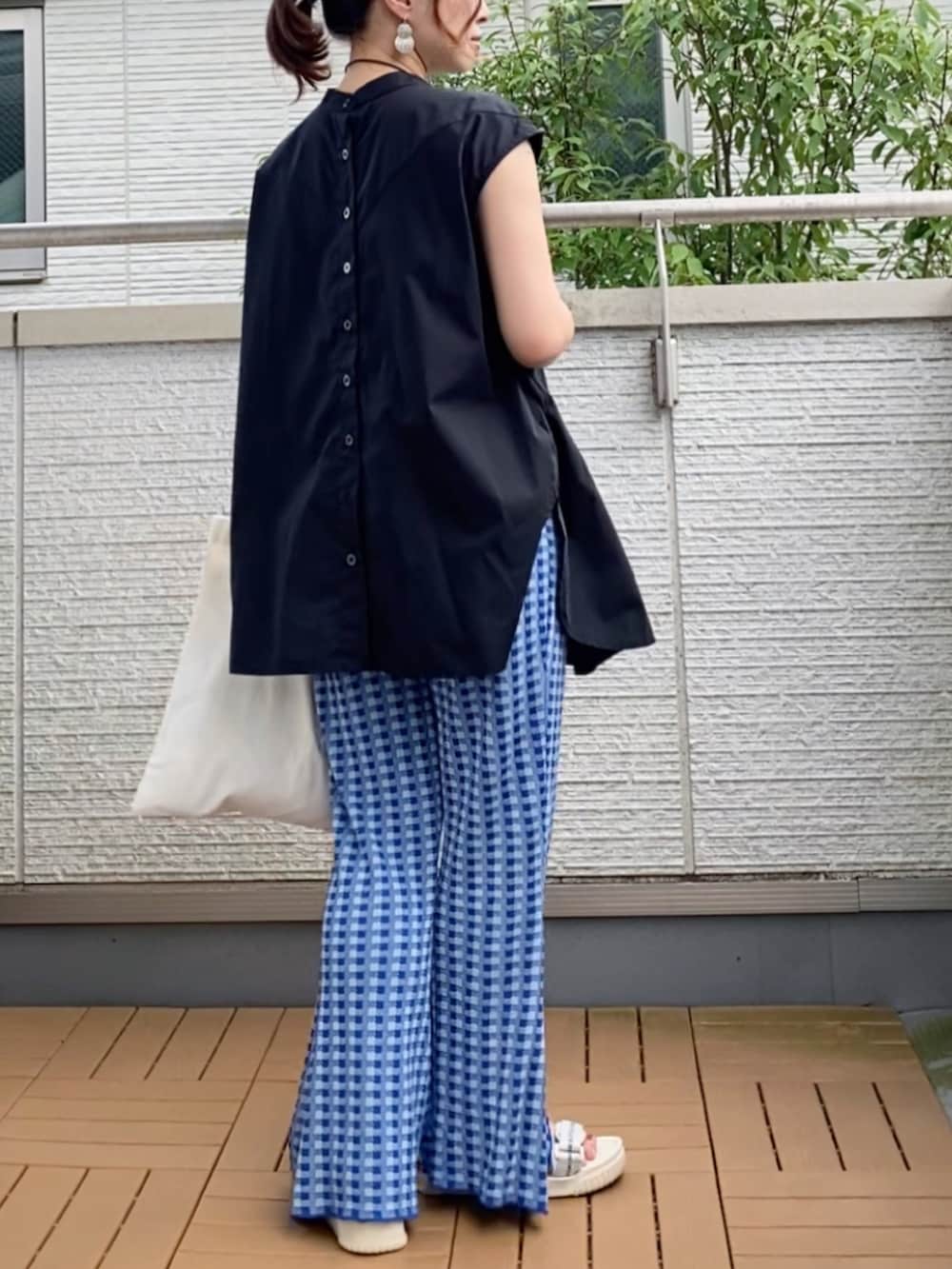 ブラック系のシャツ/ブラウス、ブルー系のその他パンツ、ホワイト系のトートバッグを着用したレディースの夏コーディネートの3枚目の写真