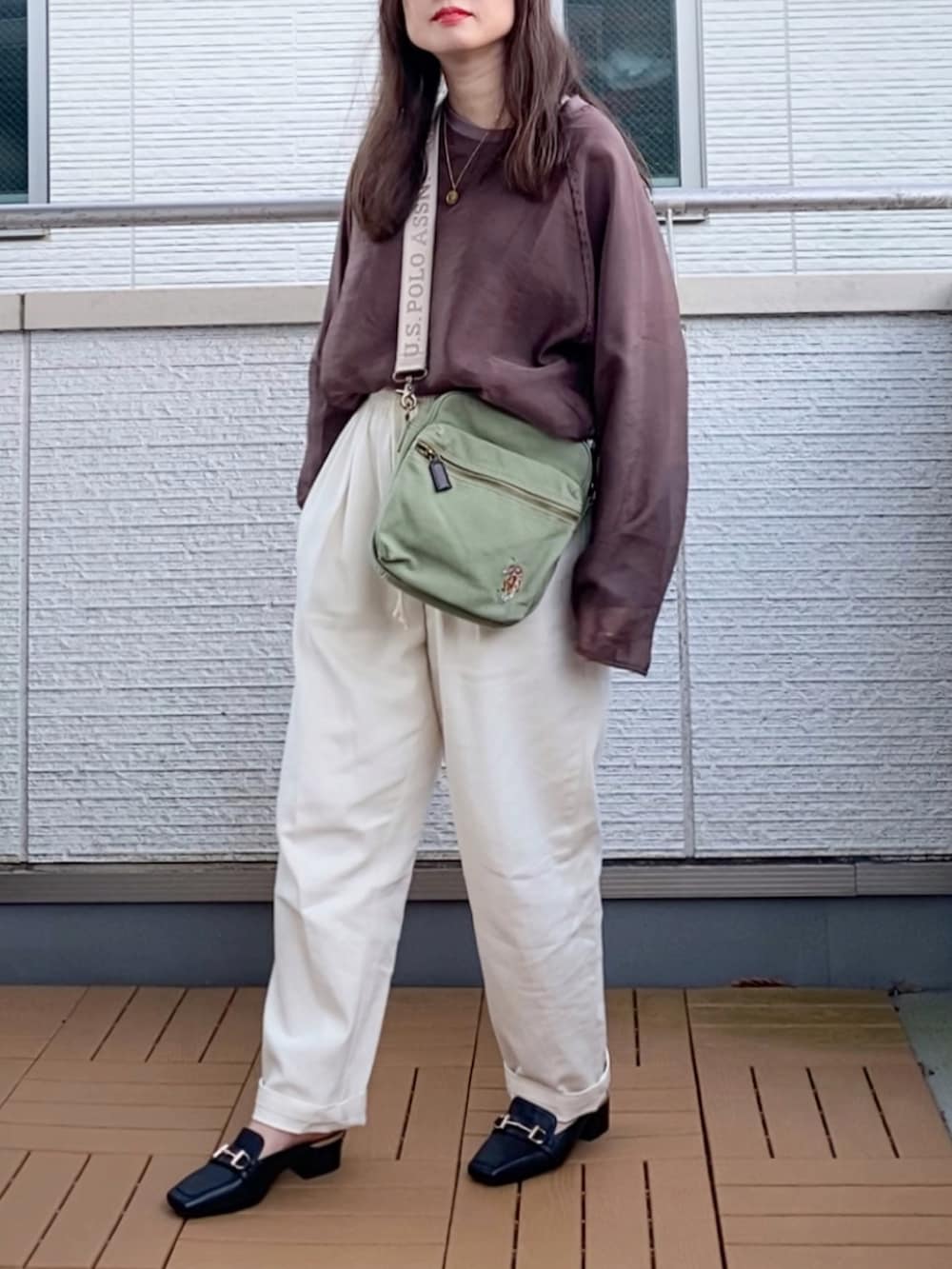 ブラウン系のその他トップス、ホワイト系のその他パンツ、グリーン系のショルダーバッグを着用したレディースの秋コーディネートの2枚目の写真