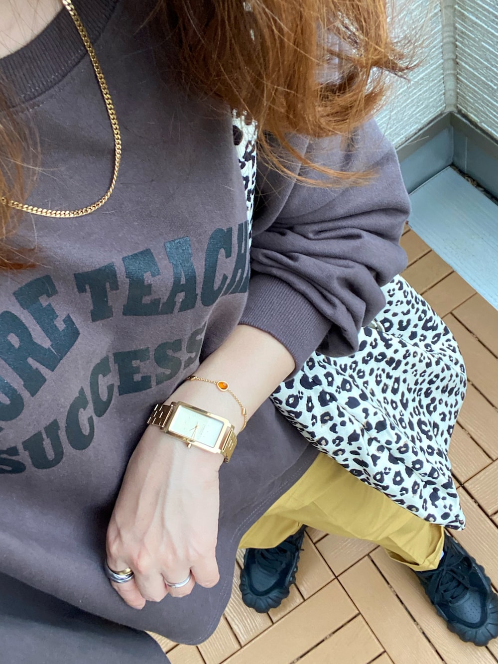 グレー系のTシャツ/カットソー、イエロー系のその他パンツ、ホワイト系のトートバッグを着用したレディースの秋コーディネートの3枚目の写真