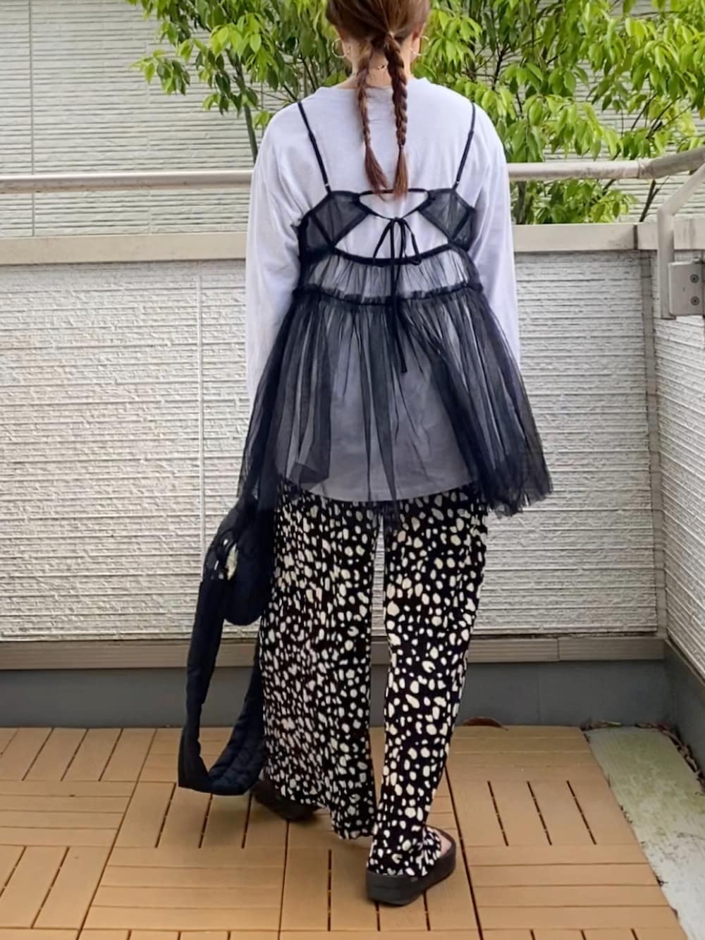 ブラック系のキャミソール、ブラック系のその他パンツ、ブラック系のショルダーバッグを着用したレディースの春コーディネートの3枚目の写真