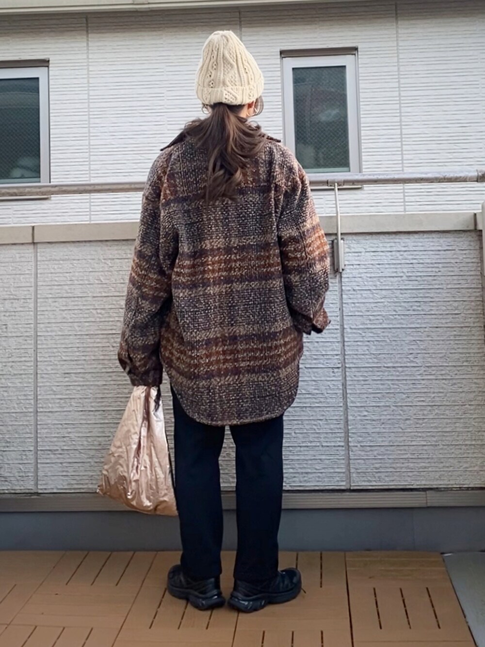 ブラウン系のジャケット/アウター、ベージュ系のトップス、ブラック系のその他パンツを着用したレディースの冬コーディネートの3枚目の写真