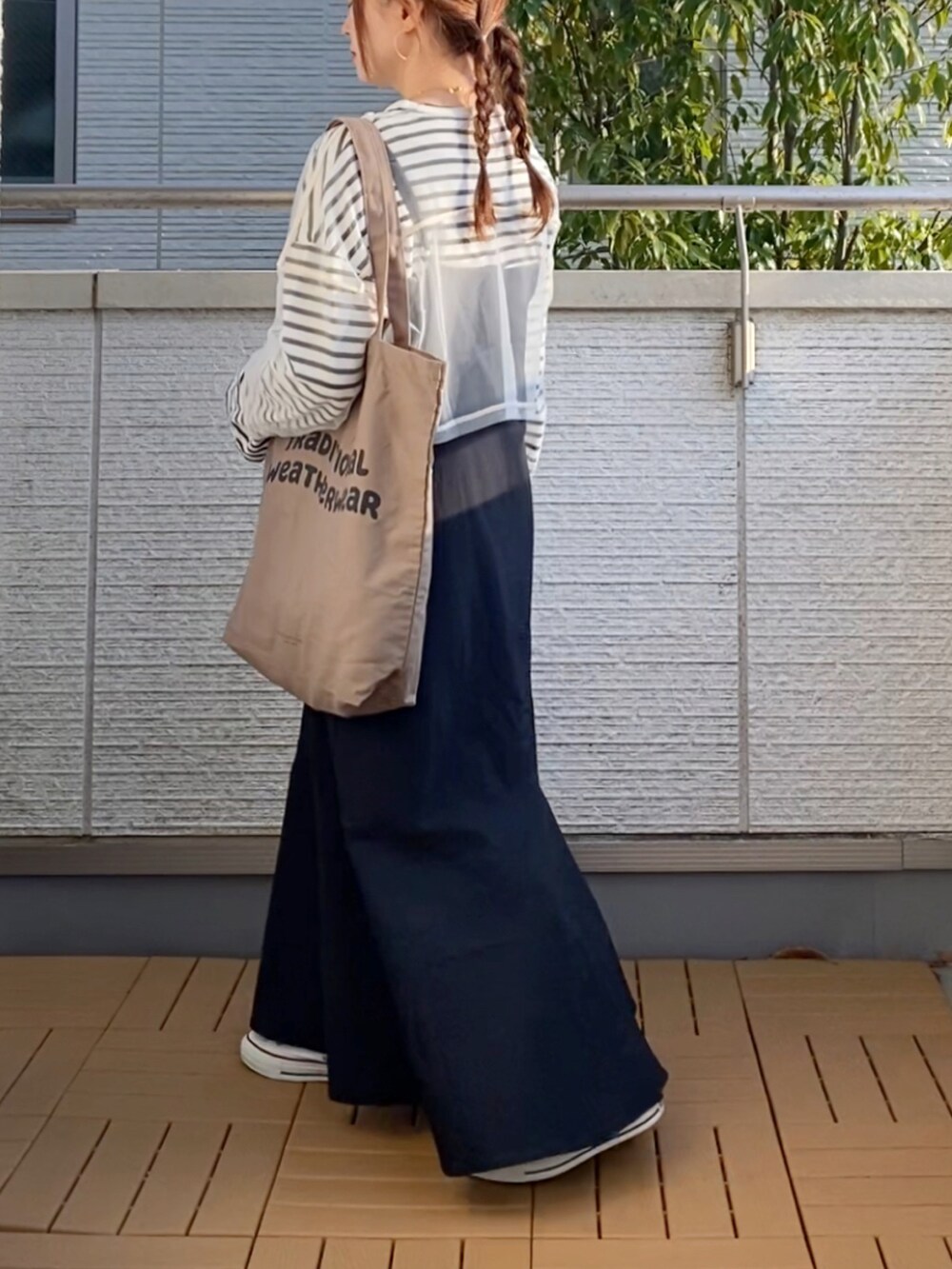 ホワイト系のTシャツ/カットソー、ブラック系のTシャツ/カットソー、ブラック系のワンピースを着用したレディースの春コーディネートの3枚目の写真