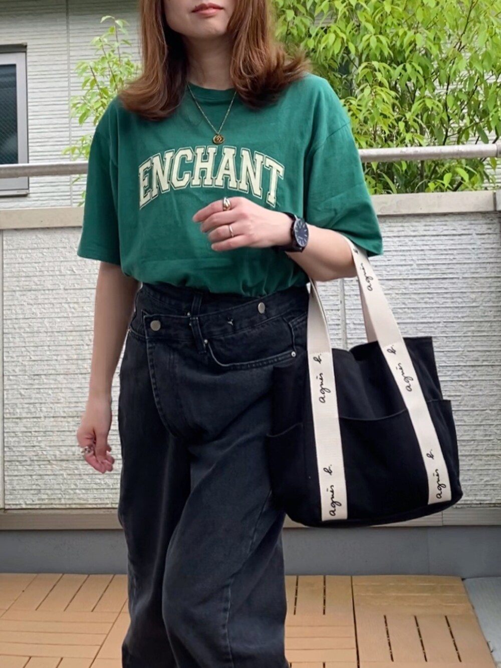 グリーン系のTシャツ/カットソー、ブラック系のデニムパンツ、ブラック系のトートバッグを着用したレディースの夏コーディネートの2枚目の写真