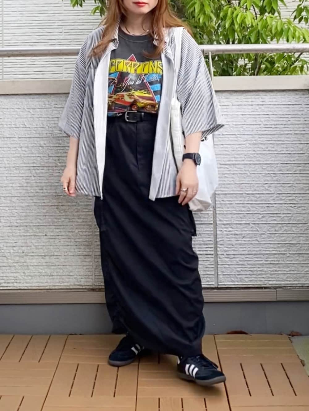 ブラック系のTシャツ/カットソー、その他のシャツ/ブラウス、ブラック系のスカートを着用したレディースの春コーディネートの2枚目の写真