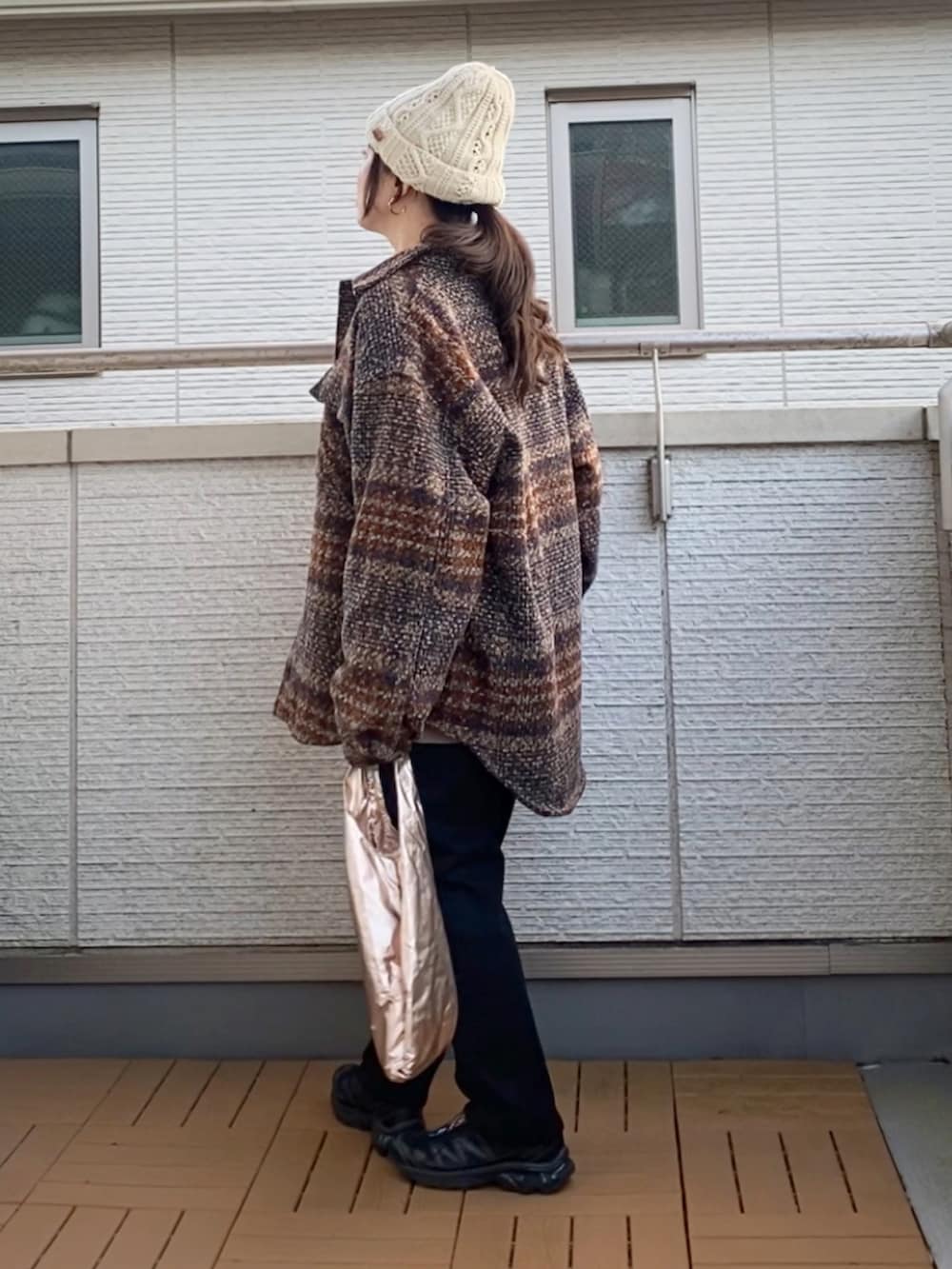 ブラウン系のジャケット/アウター、ベージュ系のトップス、ブラック系のその他パンツを着用したレディースの冬コーディネートの2枚目の写真