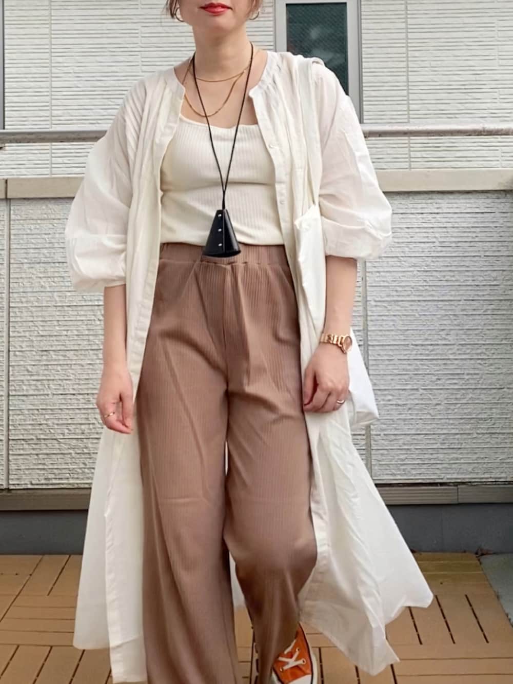 ブラウン系のその他パンツ、ホワイト系のシャツワンピース、ホワイト系のトートバッグを着用したレディースの夏コーディネートの5枚目の写真