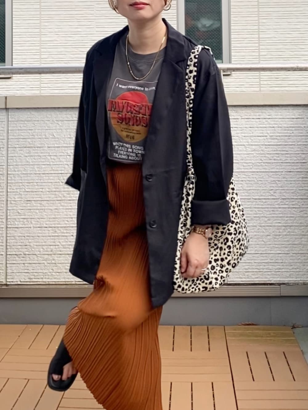 ブラウン系のスカート、ブラック系のテーラードジャケット、ブラック系のTシャツ/カットソーを着用したレディースの夏コーディネートの5枚目の写真