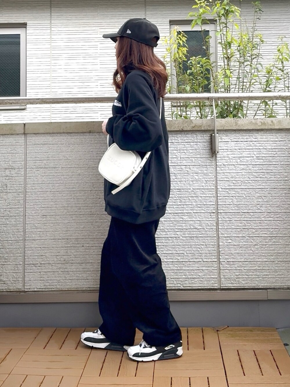 ブラック系のスウェット、ブラック系のその他パンツ、ブラック系のキャップを着用したレディースの秋コーディネートの3枚目の写真