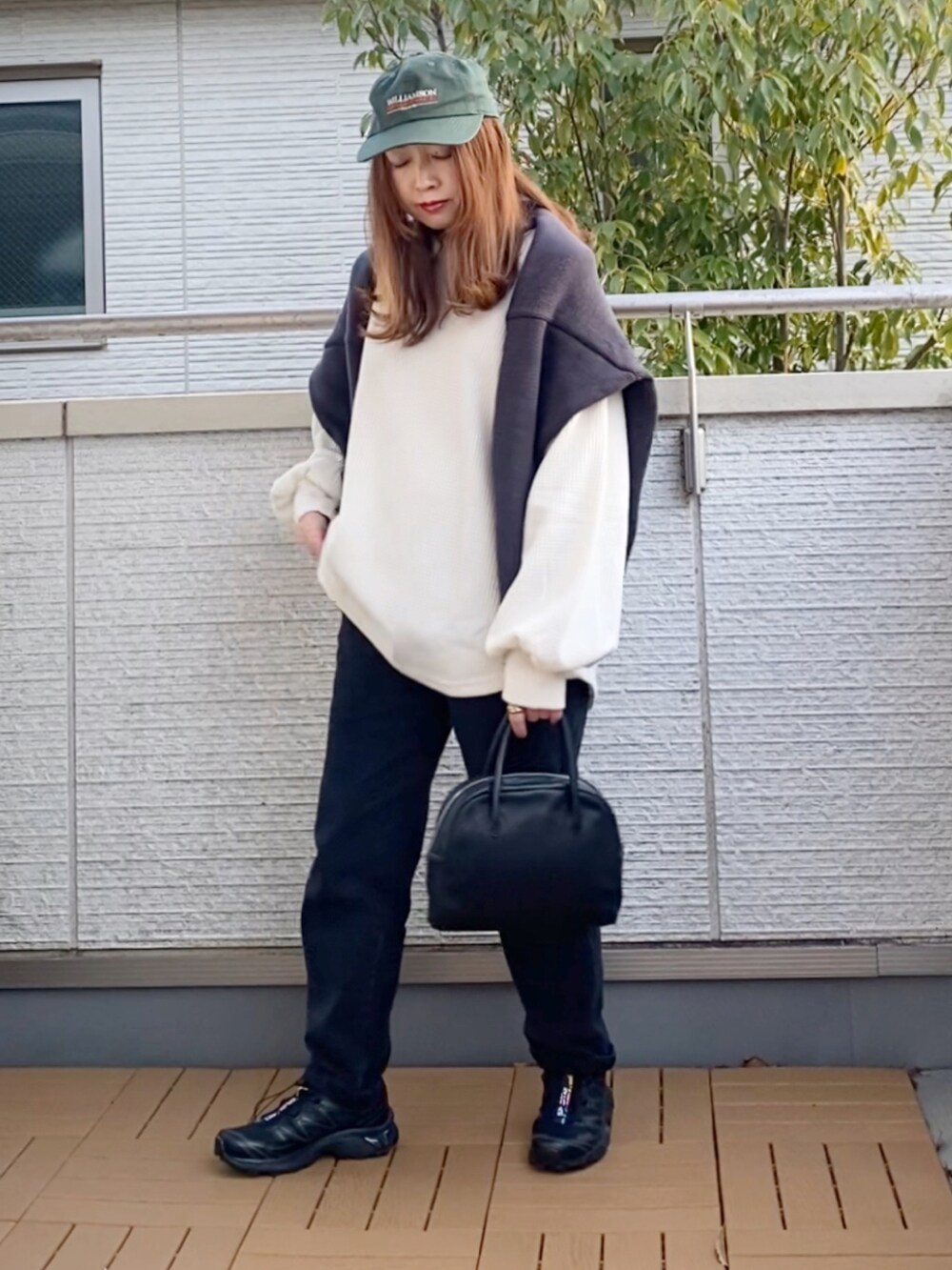 ホワイト系のスウェット、グレー系のニット/セーター、ブラック系のその他パンツを着用したレディースの冬コーディネートの2枚目の写真