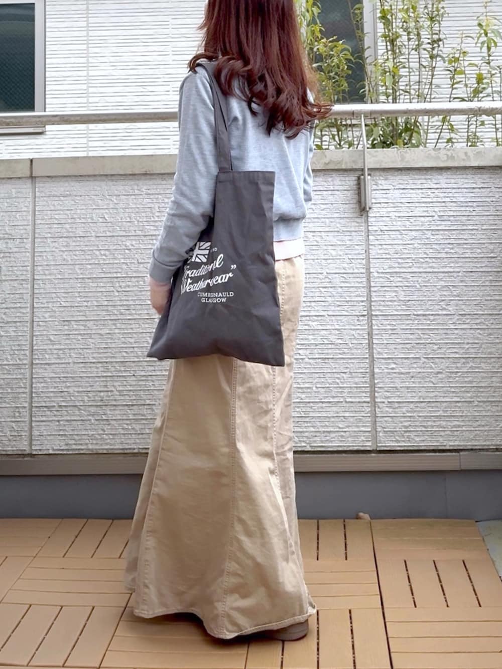 グレー系のカーディガン/ボレロ、ブラウン系のスニーカー、ベージュ系のスカートを着用したレディースの冬コーディネートの3枚目の写真
