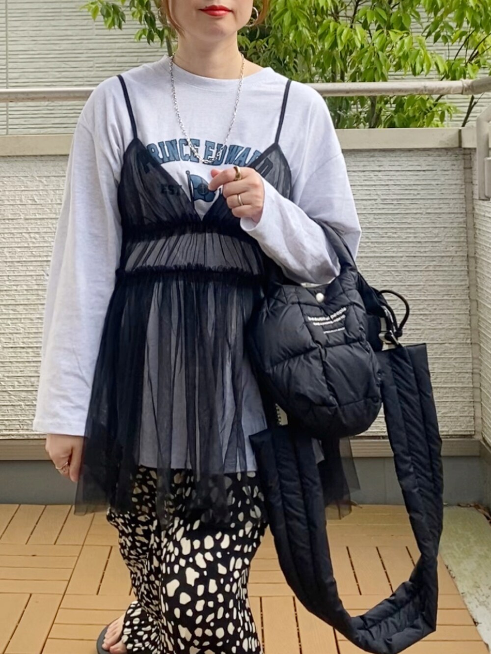 ブラック系のキャミソール、ブラック系のその他パンツ、ブラック系のショルダーバッグを着用したレディースの春コーディネートの4枚目の写真