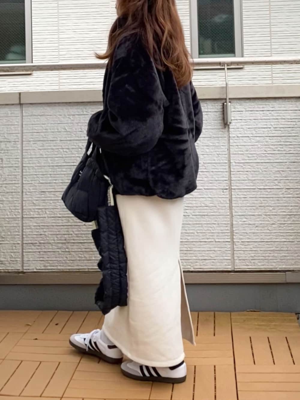 ブラック系のブルゾン、グレー系のスウェット、ホワイト系のスカートを着用したレディースの秋コーディネートの3枚目の写真