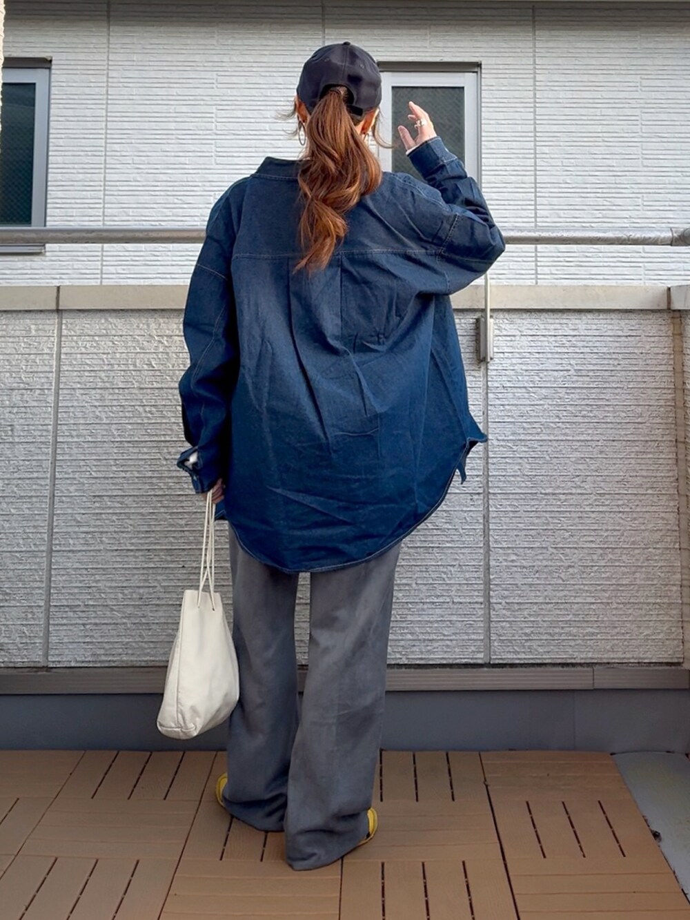 ブルー系のシャツ/ブラウス、ホワイト系のTシャツ/カットソー、グレー系のスラックスを着用したレディースの春コーディネートの4枚目の写真