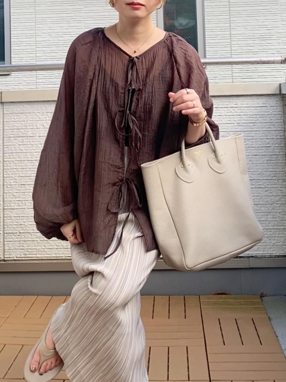 ブラウン系のシャツ/ブラウス、ブラック系のキャミソール、グレー系のスカートを着用したレディースの夏コーディネートの5枚目の写真