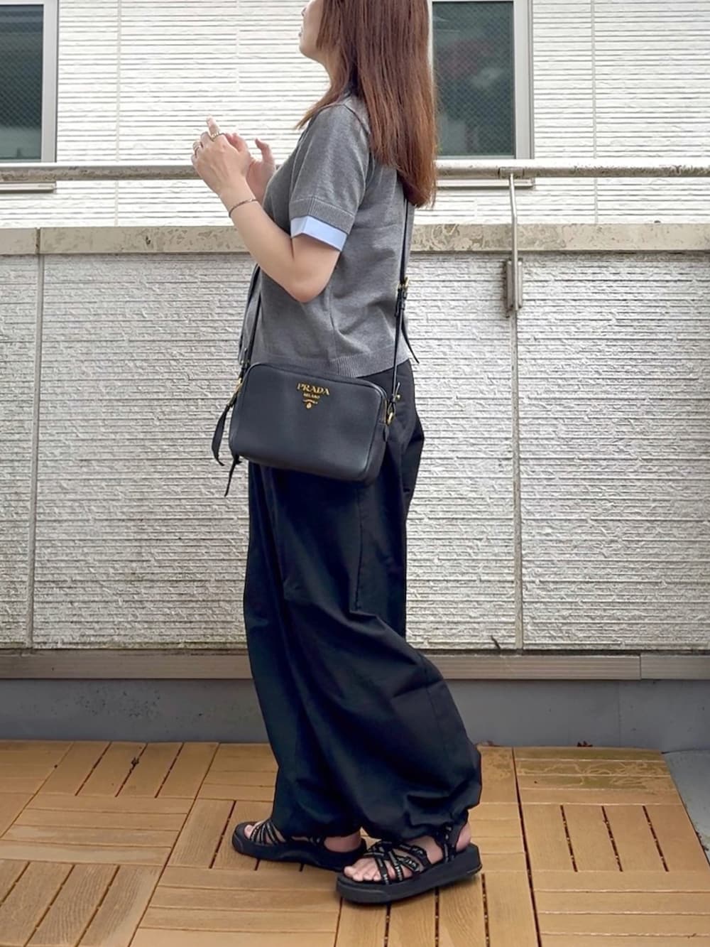 ブラック系のその他パンツ、グレー系のカーディガン/ボレロを着用したレディースの夏コーディネートの3枚目の写真