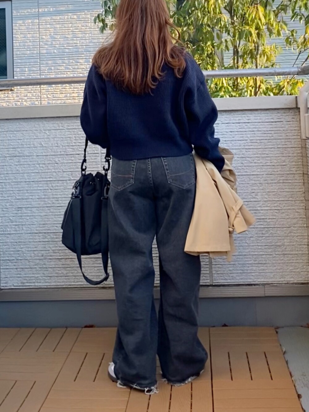 「ニット、デニム、スニーカー、大人カジュアル、低身長、休日スタイル」｜「tiptopの【3色展開】ライン衿ジップブルゾン（ニット/セーター、ブルー系）」を使った、Kay-teeeさん（レディース・150cm）の冬コーディネートの2枚目の写真