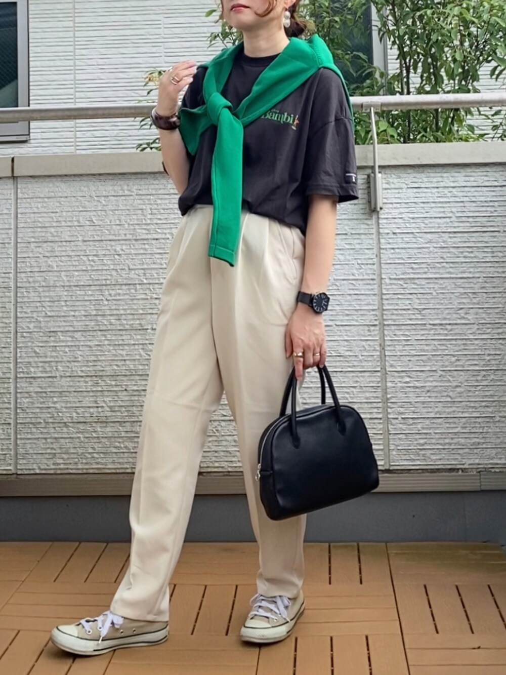 グレー系のTシャツ/カットソー、グリーン系のカーディガン/ボレロ、ベージュ系のその他パンツを着用したレディースの夏コーディネートの2枚目の写真
