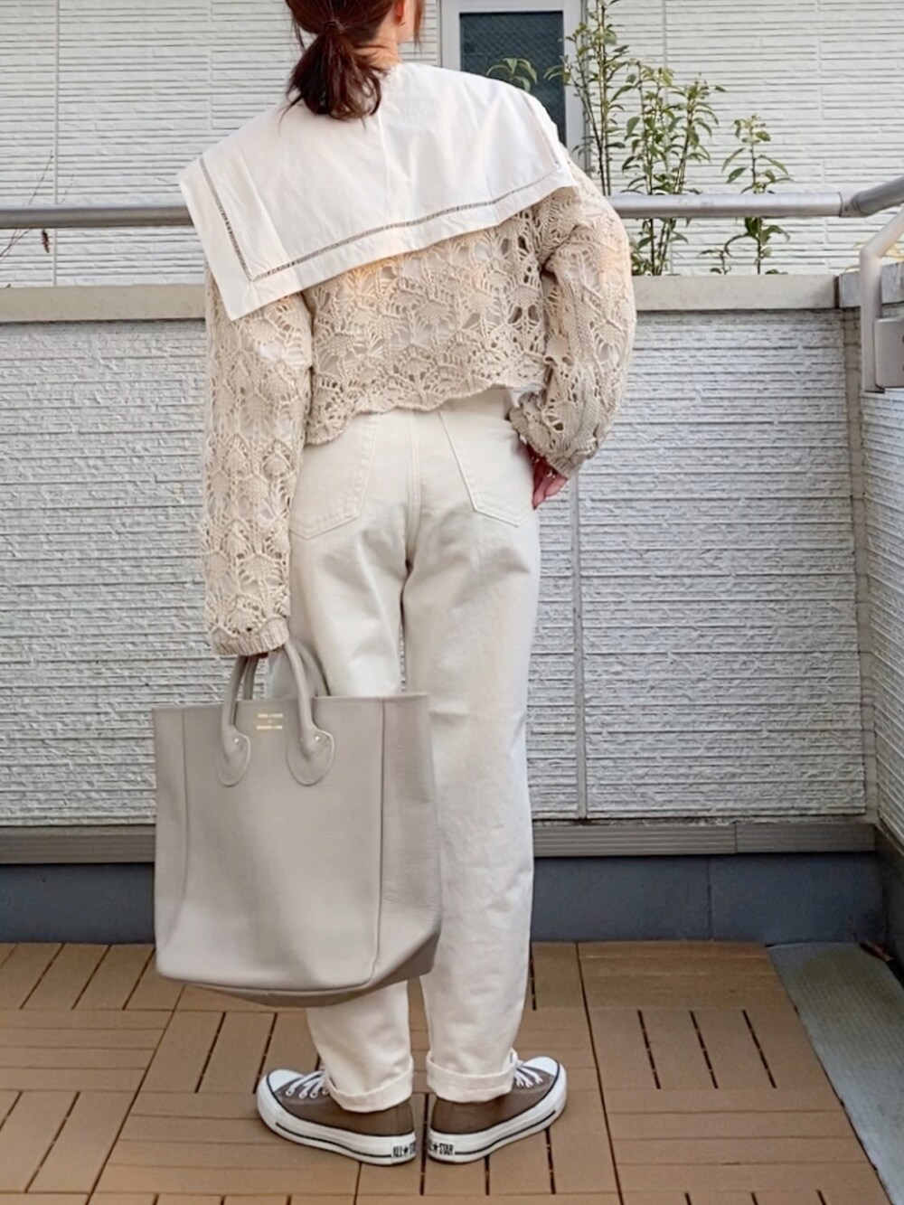 ホワイト系のカーディガン/ボレロ、ホワイト系のシャツ/ブラウス、ホワイト系のデニムパンツを着用したレディースの春コーディネートの2枚目の写真