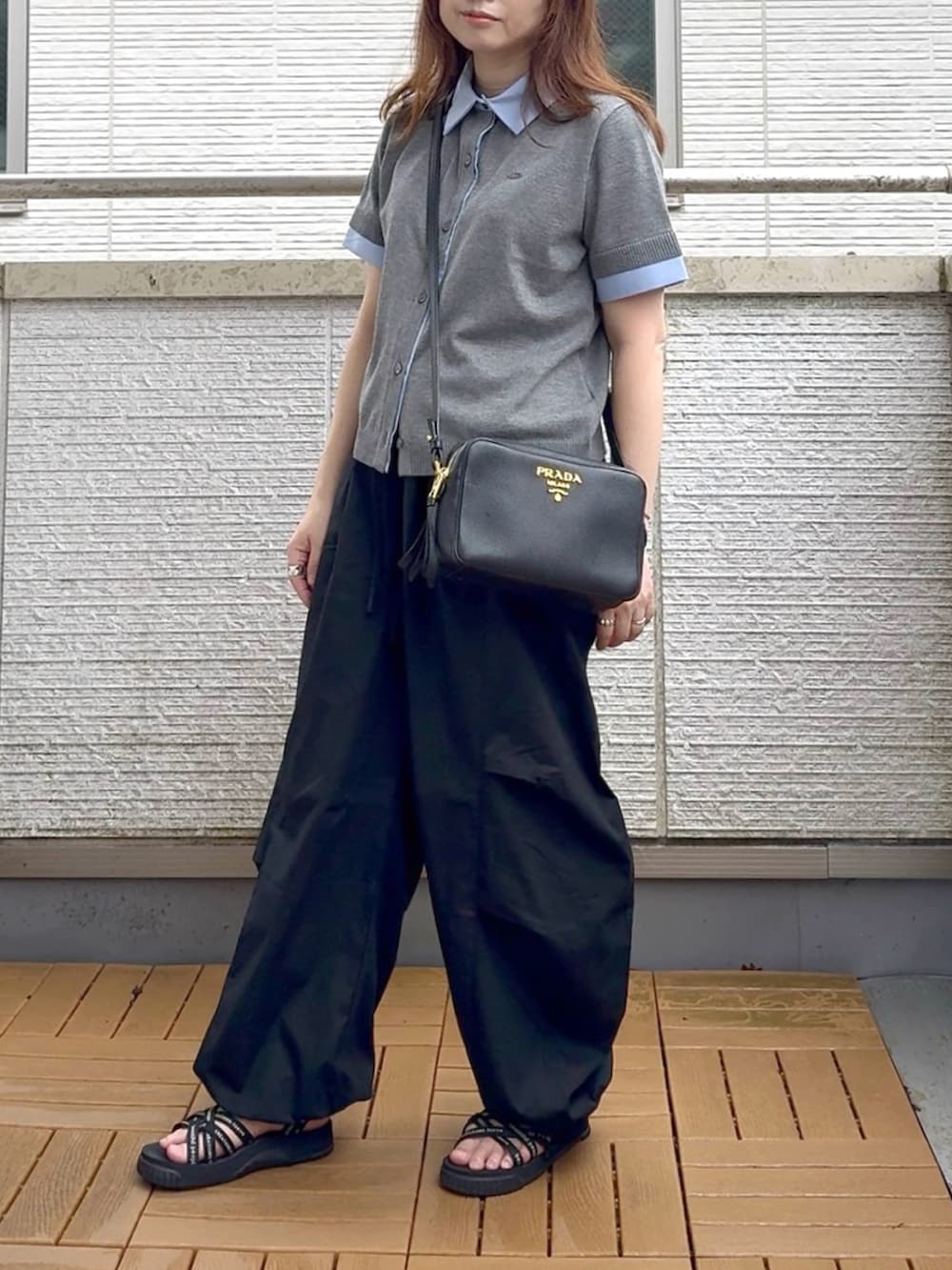 ブラック系のその他パンツ、グレー系のカーディガン/ボレロを着用したレディースの夏コーディネートの2枚目の写真