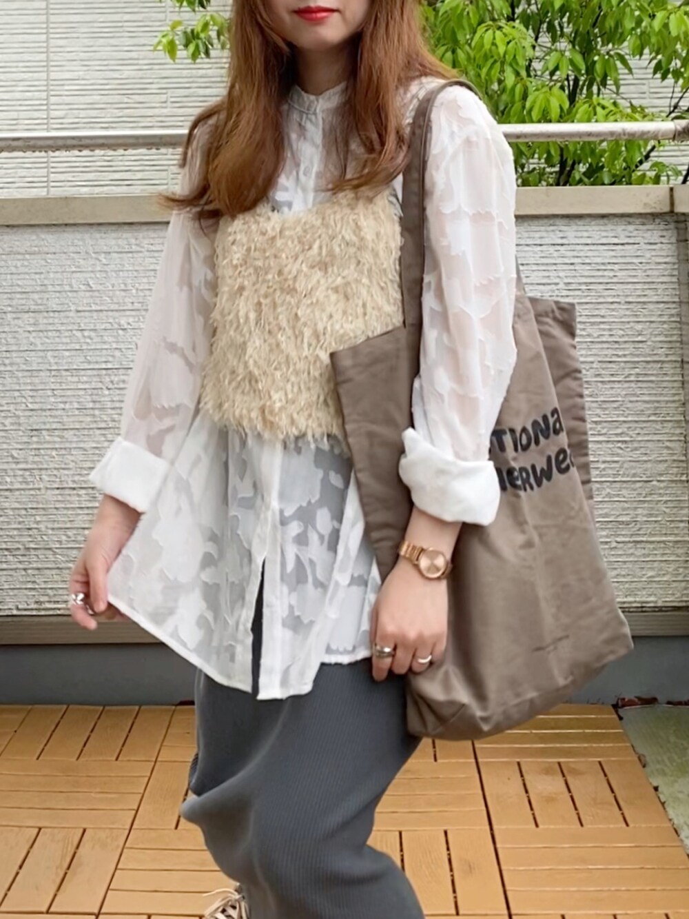 ホワイト系のベスト、ホワイト系のシャツ/ブラウス、グレー系のスカートを着用したレディースの春コーディネートの4枚目の写真