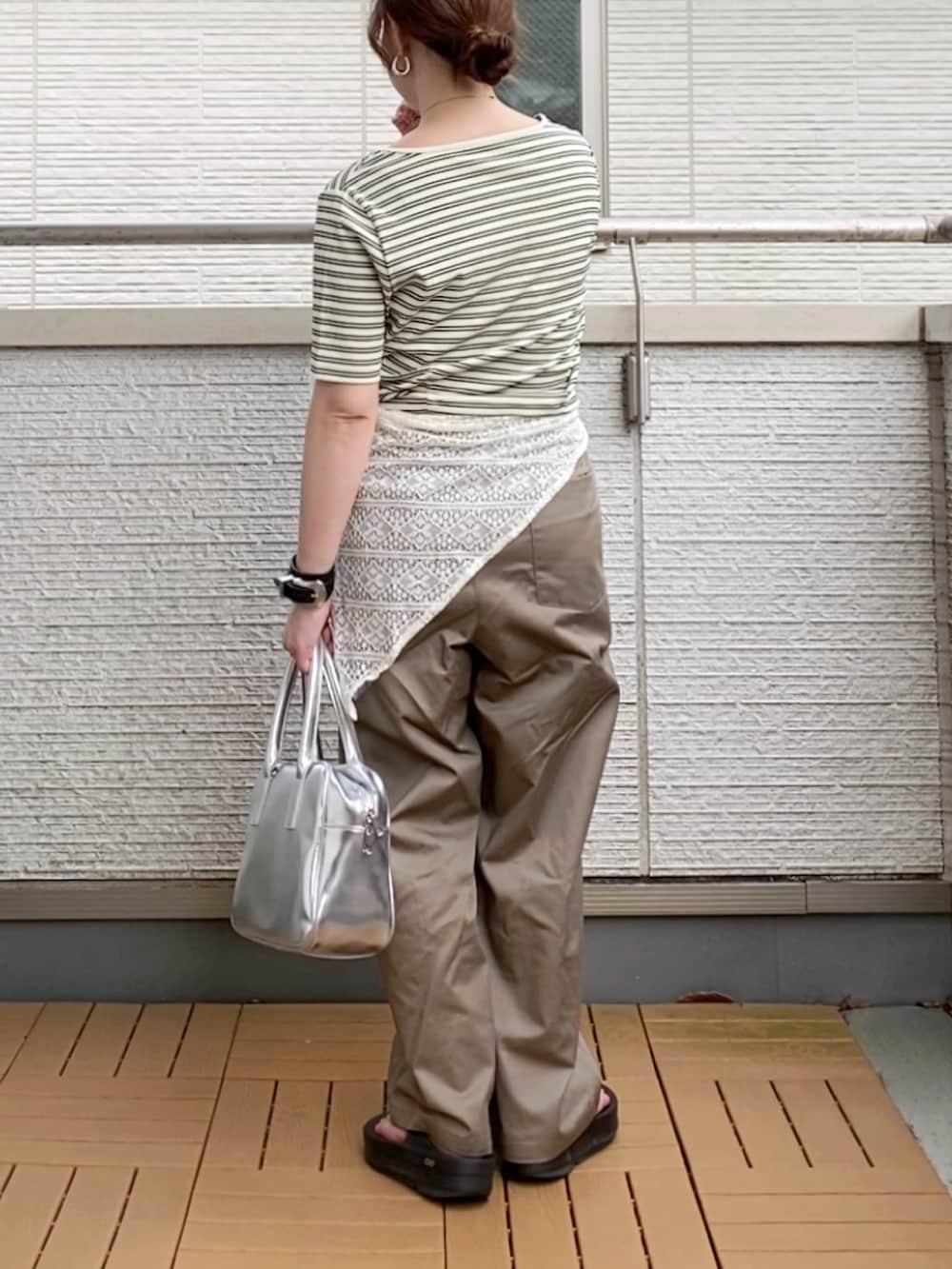 ホワイト系のTシャツ/カットソー、ベージュ系のチノパンツ、シルバー系のボストンバッグを着用したレディースの夏コーディネートの3枚目の写真