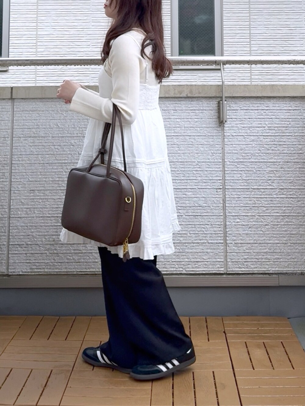 ホワイト系のワンピース、ホワイト系のTシャツ/カットソー、ブラック系のスラックスを着用したレディースの春コーディネートの3枚目の写真