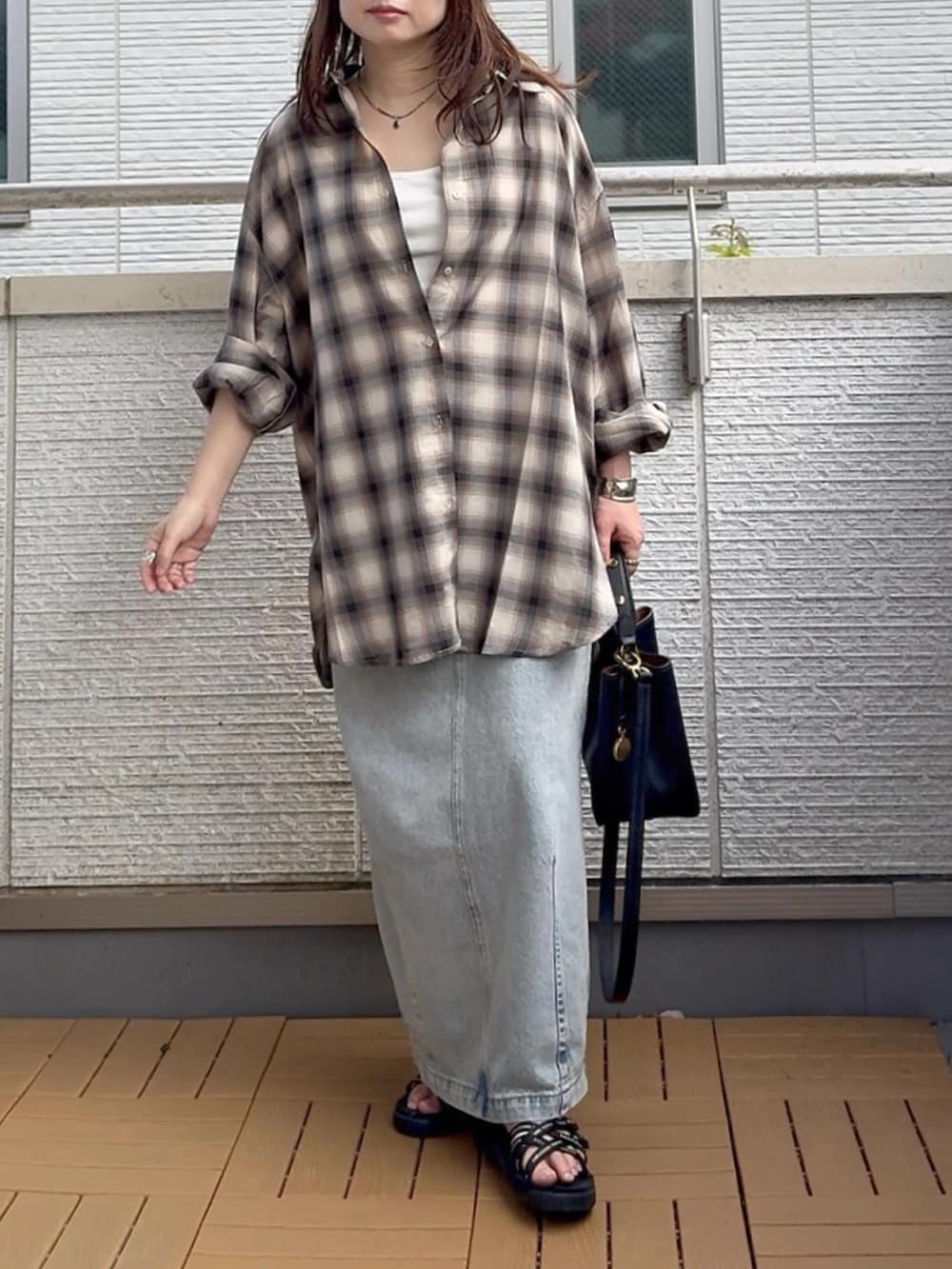 ベージュ系のシャツ/ブラウスを着用したレディースの夏コーディネートの2枚目の写真