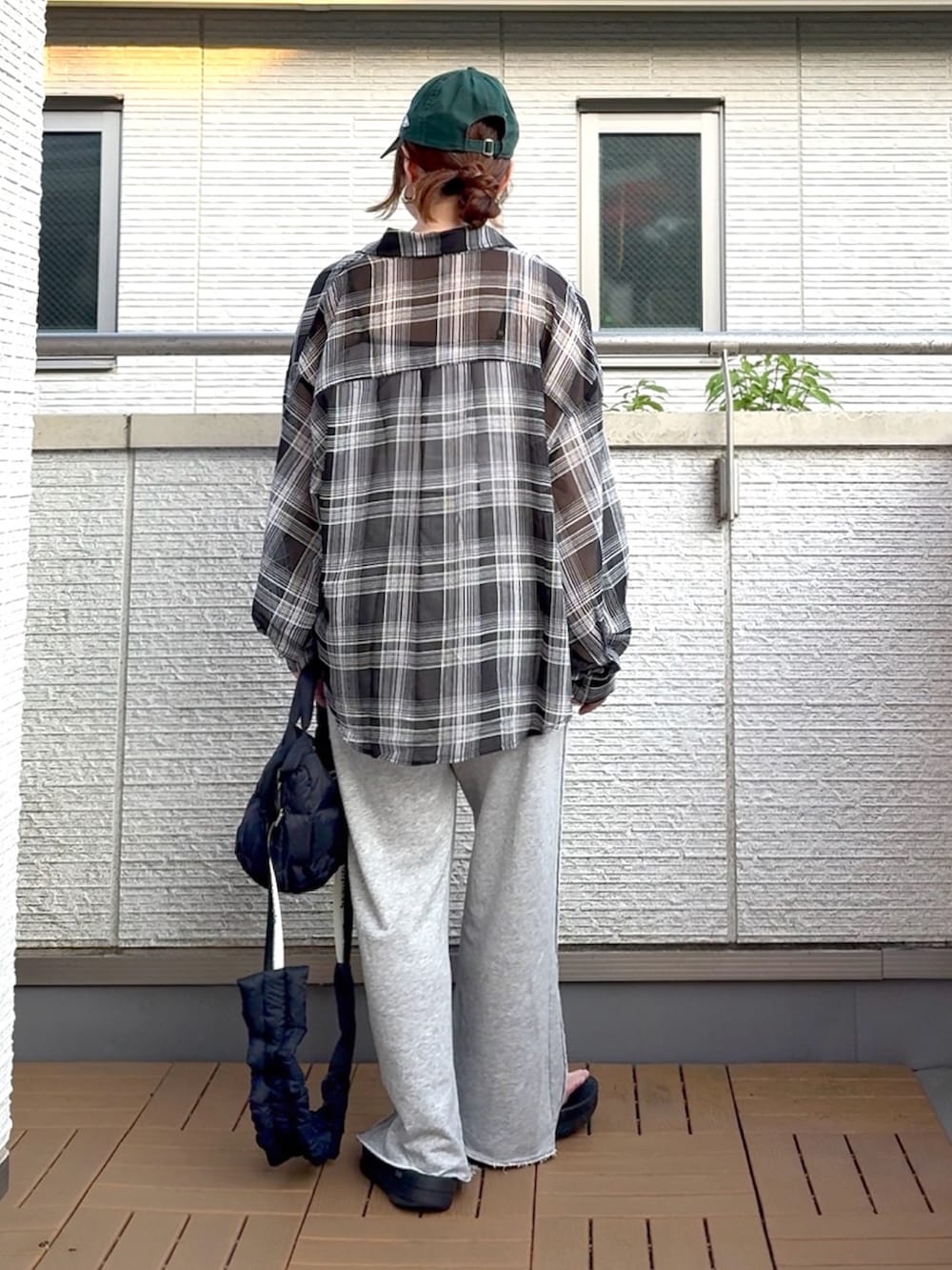 ホワイト系のキャミソール、ブラック系のシャツ/ブラウス、グレー系のスウェットパンツを着用したレディースの夏コーディネートの4枚目の写真