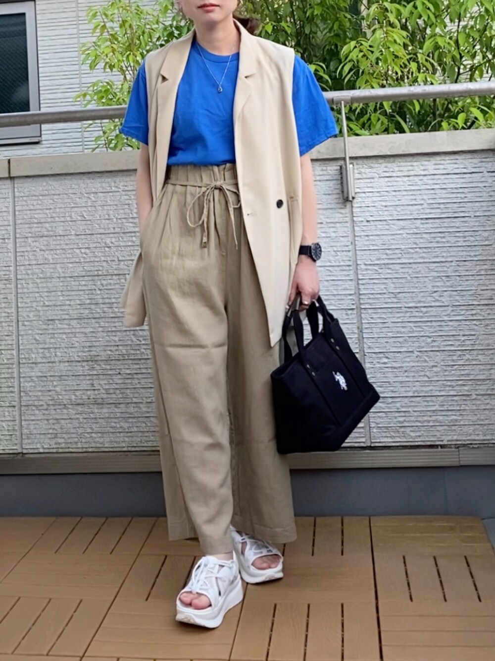 ホワイト系のベスト、ブルー系のTシャツ/カットソー、ベージュ系のその他パンツを着用したレディースの夏コーディネートの2枚目の写真