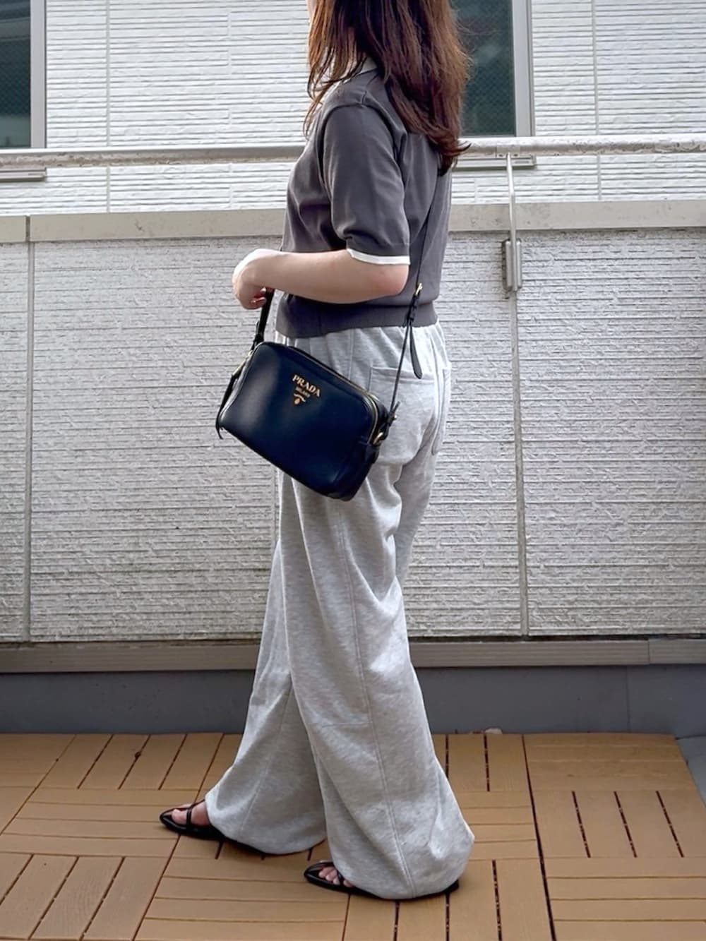 グレー系のスウェットパンツ、グレー系のポロシャツを着用したレディースの夏コーディネートの2枚目の写真
