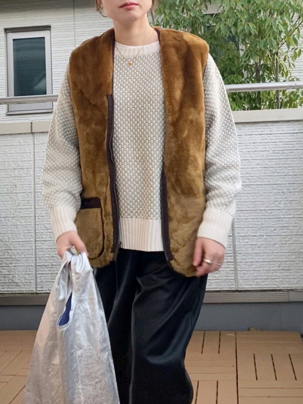 グリーン系のニット/セーター、ブラウン系のその他アウター、ブラック系のその他パンツを着用したレディースの秋コーディネートの3枚目の写真