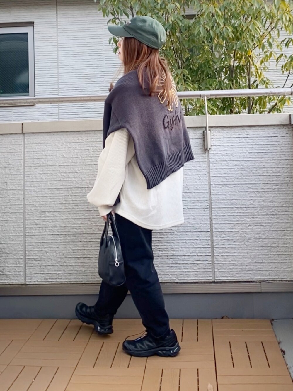 ホワイト系のスウェット、グレー系のニット/セーター、ブラック系のその他パンツを着用したレディースの冬コーディネートの3枚目の写真