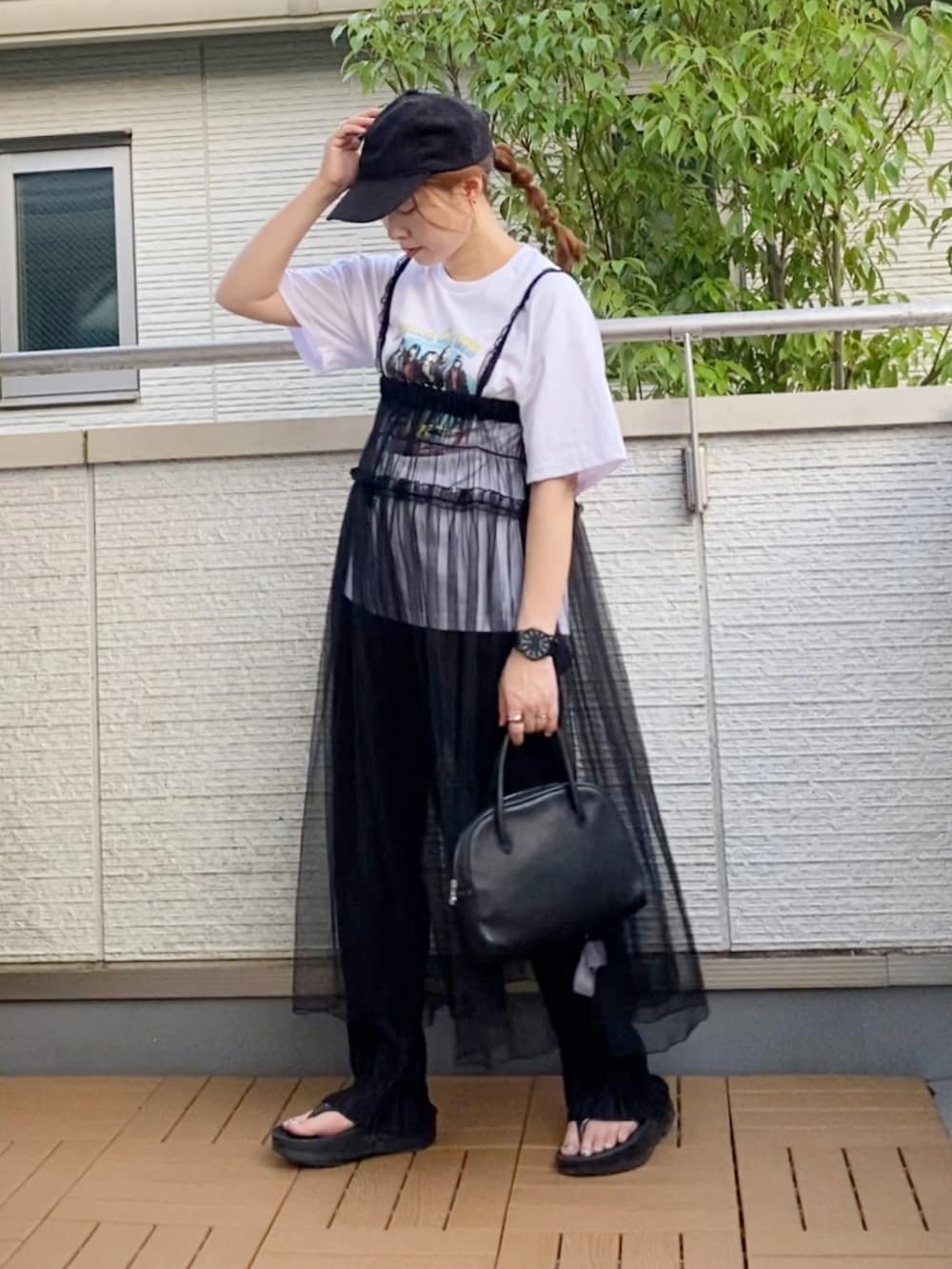 ホワイト系のTシャツ/カットソー、ブラック系のワンピース、ブラック系のショルダーバッグを着用したレディースの夏コーディネートの2枚目の写真