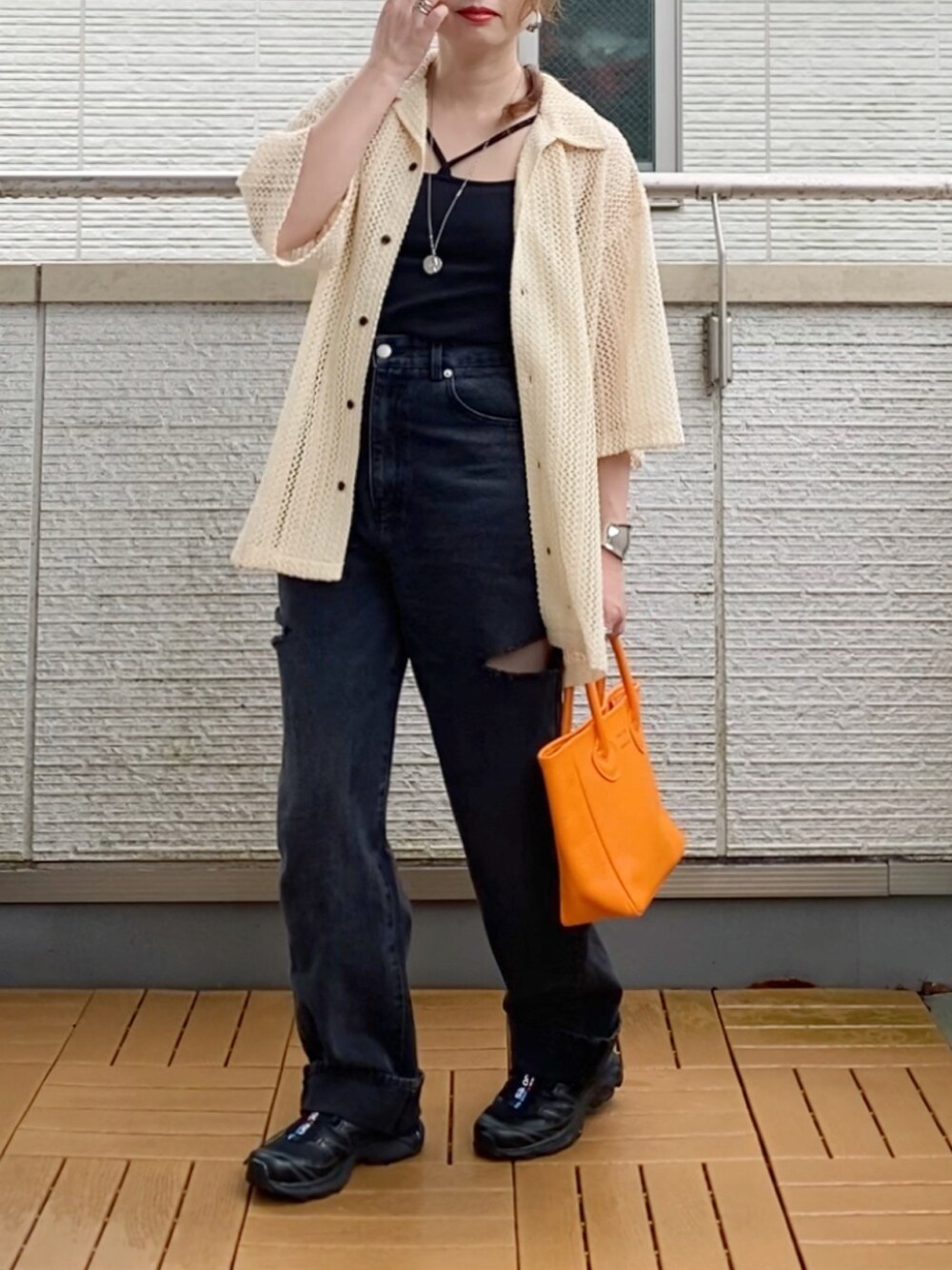 ホワイト系のシャツ/ブラウス、ブラック系のキャミソール、ブラック系のデニムパンツを着用したレディースの夏コーディネートの2枚目の写真