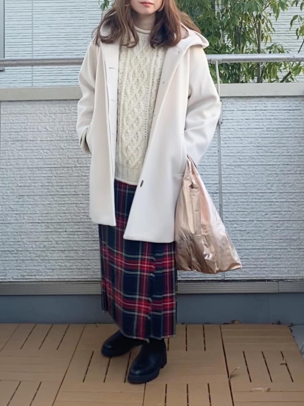 ホワイト系のその他アウター、ブラック系のスカート、ピンク系のエコバッグ/サブバッグを着用したレディースの冬コーディネートの2枚目の写真