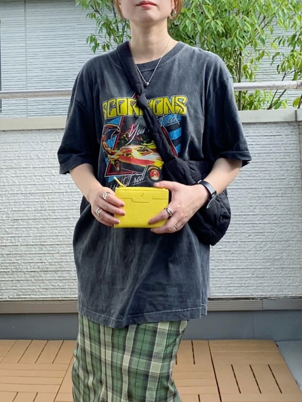 ブラック系のTシャツ/カットソー、グリーン系のスカート、ブラック系のショルダーバッグを着用したレディースの秋コーディネートの2枚目の写真